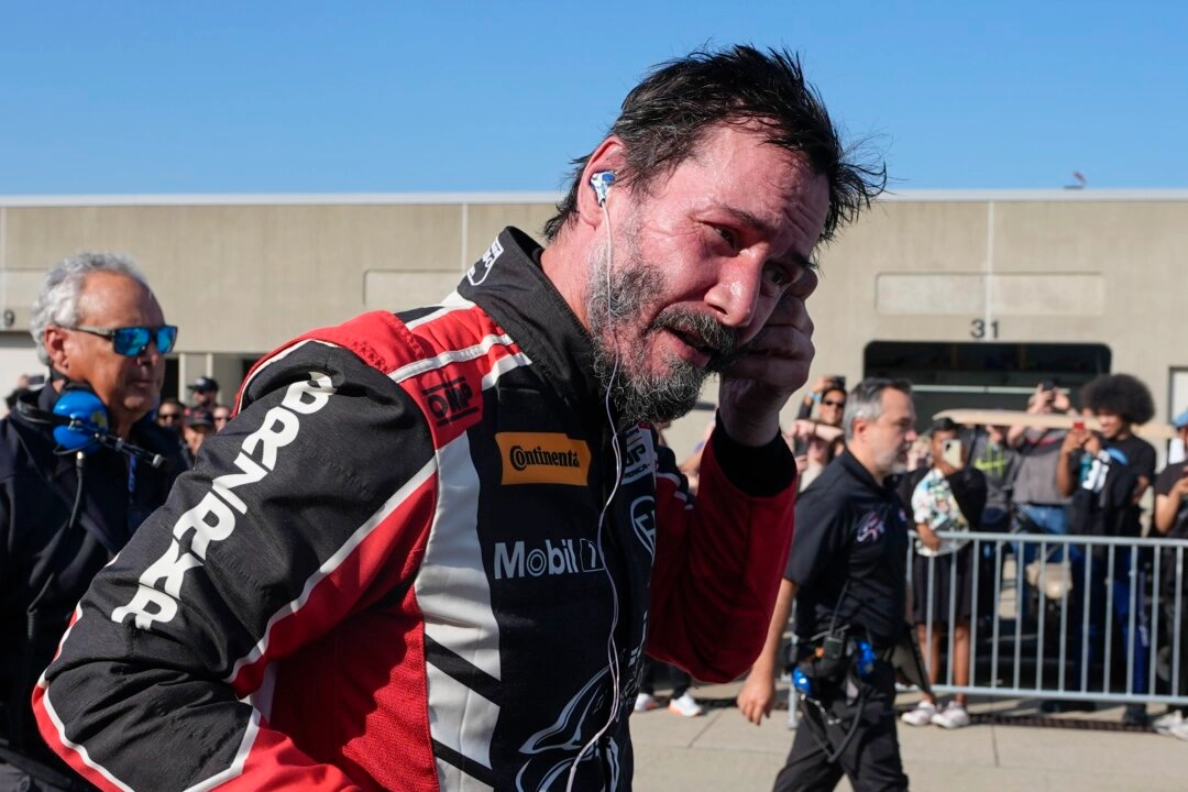 Keanu Reeves protagoniza un trompo en su debut como piloto en el Indianapolis Speedway