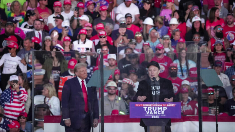 Elon Musk, fundador y consejero delegado de SpaceX, habla durante el mitin del expresidente Donald Trump en Butler Farm Show en Butler, Pensilvania, el 5 de octubre de 2024. (Samira Bouaou/The Epoch Times)