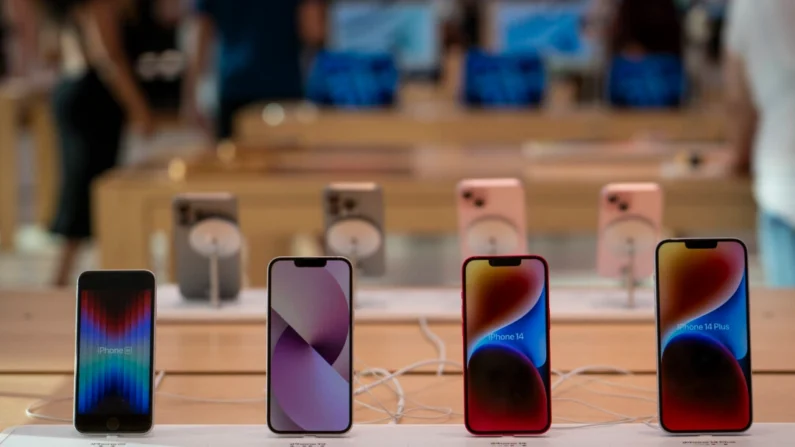 Productos Apple en una tienda Apple en Columbia, Maryland, el 20 de junio de 2024.(Madalina Vasiliu / The Epoch Times)