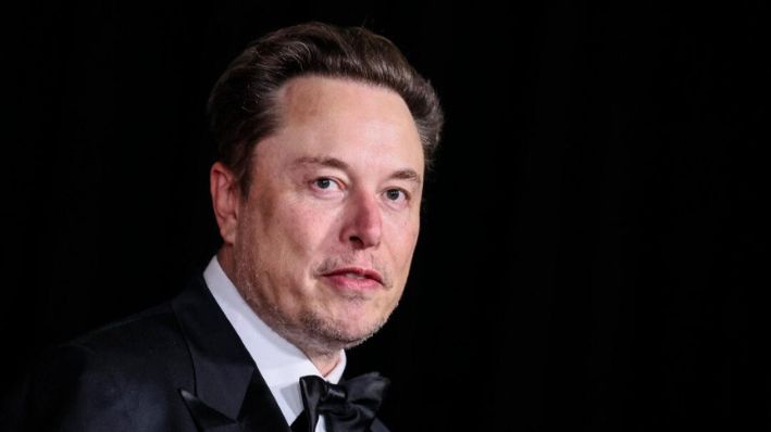 Elon Musk llega a un acto en el Academy Museum of Motion Pictures de Los Ángeles el 13 de abril de 2024. (Etienne Laurent/AFP vía Getty Images)