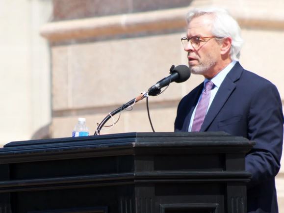 El abogado, Don Knight, se dirige a los manifestantes durante una concentración de apoyo a Richard Glossip celebrada el 9 de mayo de 2023 en el Capitolio del Estado de Oklahoma, en Oklahoma City. (Michael Clements/The Epoch Times)