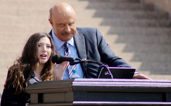 Lea Glossip, esposa de Richard Glossip, condenado a muerte en Oklahoma, y el presentador de televisión Dr. Phil McGraw se dirigen a un mitin el 9 de mayo de 2023 en el capitolio del estado en Oklahoma City. (Michael Clements/The Epoch Times)