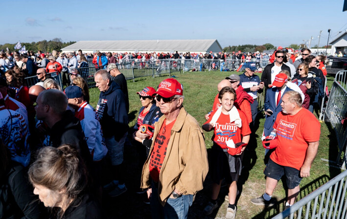 La gente llega a un mitin con el expresidente Donald Trump en Butler Farm Show, en Butler, Pensilvania, el 5 de octubre de 2024. (Samira Bouaou/The Epoch Times)