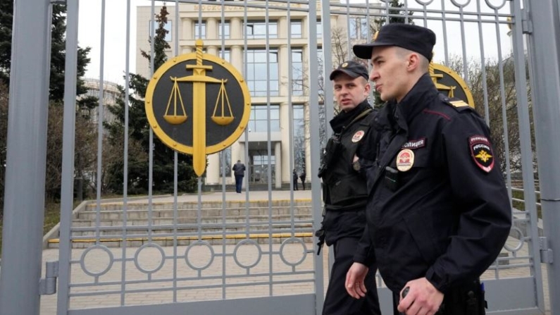 Agentes de policía vigilan la entrada del Tribunal Municipal de Moscú, en Moscú, Rusia, el lunes 17 de abril de 2023. (Alexander Zemlianichenko/Foto AP)