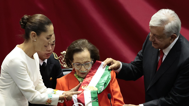 Fotografía de archivo tomada el 1 de octubre que muestra a la presidenta de la Cámara de Diputados de México, Ifigenia Martínez (C), quien falleció este sábado a los 94 años, informó la presidenta de México, Claudia Sheinbaum. (EFE/José Méndez)