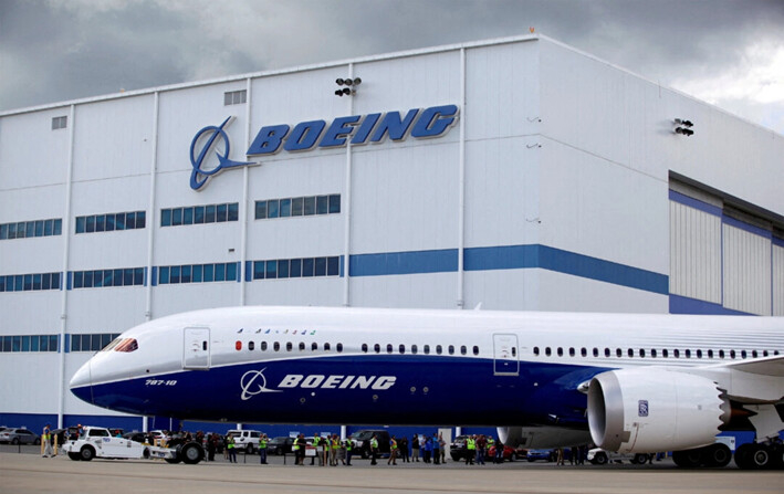 Un Boeing 787-10 Dreamliner pasa por el edificio de ensamblaje final de Boeing South Carolina, en North Charleston, Carolina del Sur, Estados Unidos, el 31 de marzo de 2017. (Randall Hill/REUTERS/Foto de archivo)