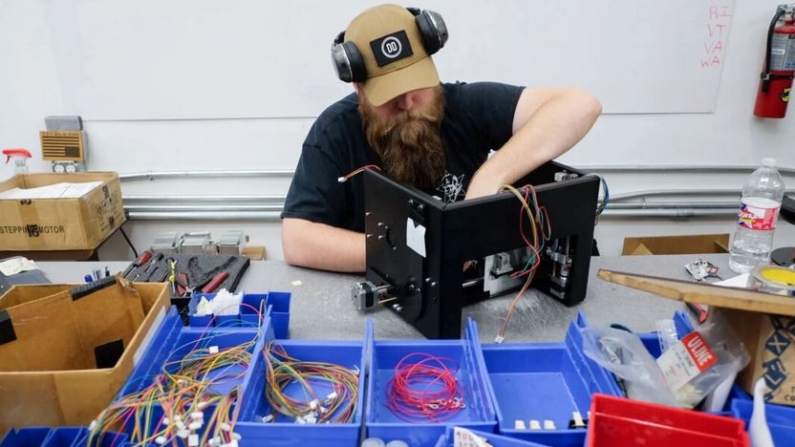 Un empleado instala un paquete electrónico para una máquina Ghost Gunner en la fábrica Defense Distributed en Austin, Texas, el 1 de agosto de 2018. (Kelly West/AFP/Getty Images)