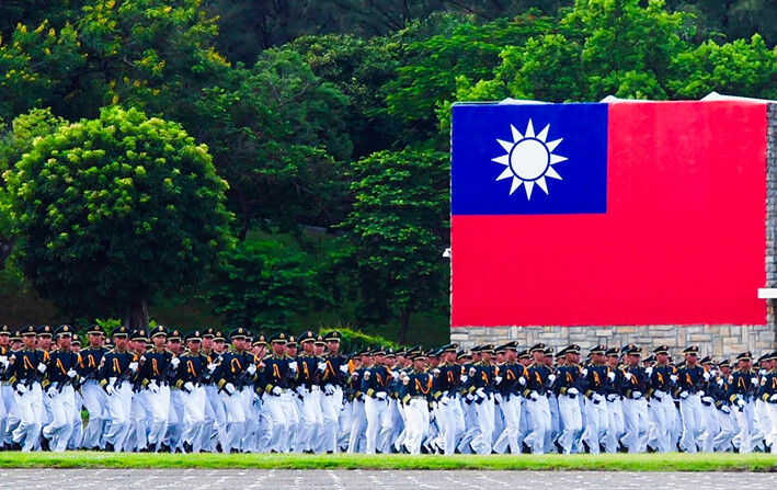 Estudiantes de la Academia Militar de la República de China (ROC) marchan durante la ceremonia del centenario de la academia, en Kaohsiung, Taiwán, el 16 de junio de 2024. (Sam Yeh/AFP vía Getty Images)