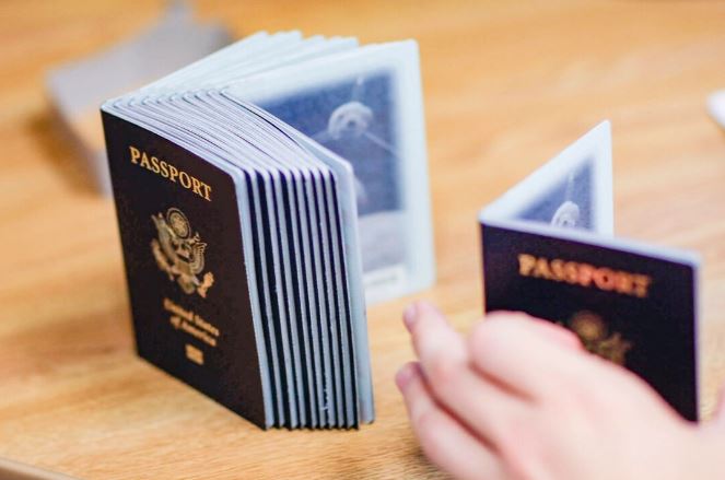 Un empleado de tramitación con una pila de pasaportes en blanco en la Agencia de Pasaportes de Miami, Florida, el 22 de junio de 2007. (Joe Raedle/Getty Images)