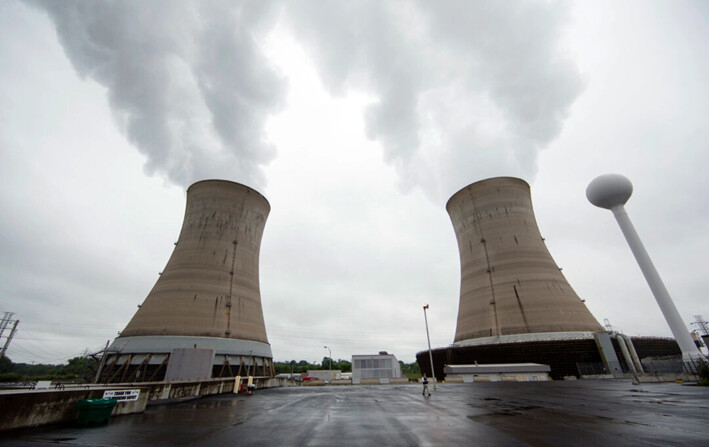 Las torres de enfriamiento de la planta nuclear de Three Mile Island, en Middletown, Pensilvania, el 22 de mayo de 2017. (Matt Rourke /AP Photo)