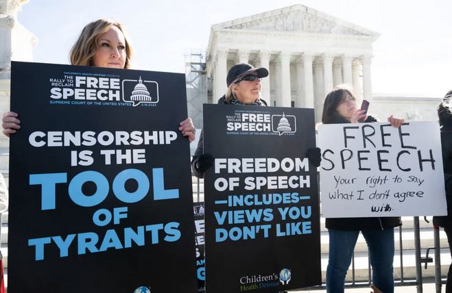 Manifestantes conservadores, que alegan que el gobierno presionó o actuó en connivencia con plataformas de redes sociales para censurar contenidos de derecha con el pretexto de luchar contra la desinformación, protestan ante el Tribunal Supremo de Estados Unidos en Washington el 18 de marzo de 2024. (Saul Loeb/AFP vía Getty Images)