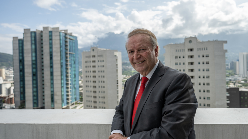 El empresario mexicano, activista y fundador del movimiento anti-AMLO, FRENA, Gilberto de Jesús Lozano González, posa al término de una entrevista con EFE este viernes en la ciudad de Monterrey, México. (EFE/Miguel Sierra)