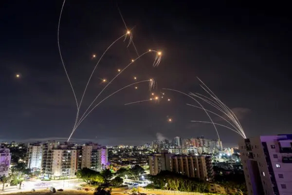 El sistema antimisiles israelí Cúpula de Hierro intercepta cohetes lanzados desde la Franja de Gaza, visto desde Ashkelon, en el sur de Israel, el 8 de octubre de 2023. (Amir Cohen/Reuters)