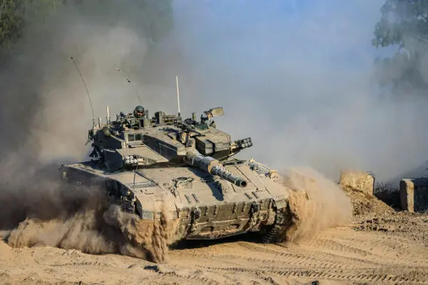 Un soldado israelí se mueve en la parte superior de un tanque cerca de la frontera entre Israel y Gaza, visto desde el sur de Israel, el 14 de julio de 2024. (Tsafrir Abayov/Foto AP)