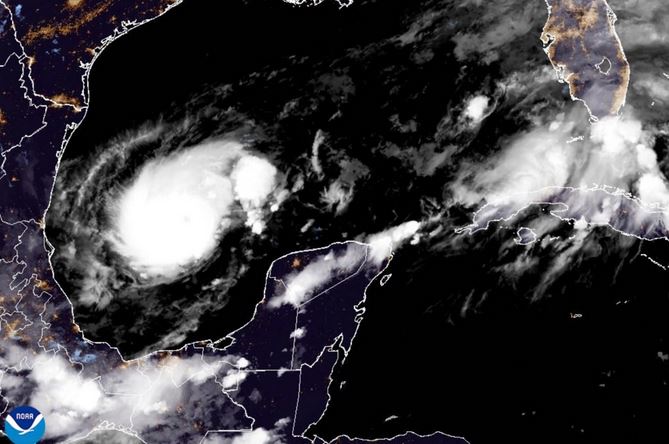 El huracán Milton se muestra en esta imagen de satélite tomada a las 11:36 pm ET el 6 de octubre de 2024. (NOAA vía AP)