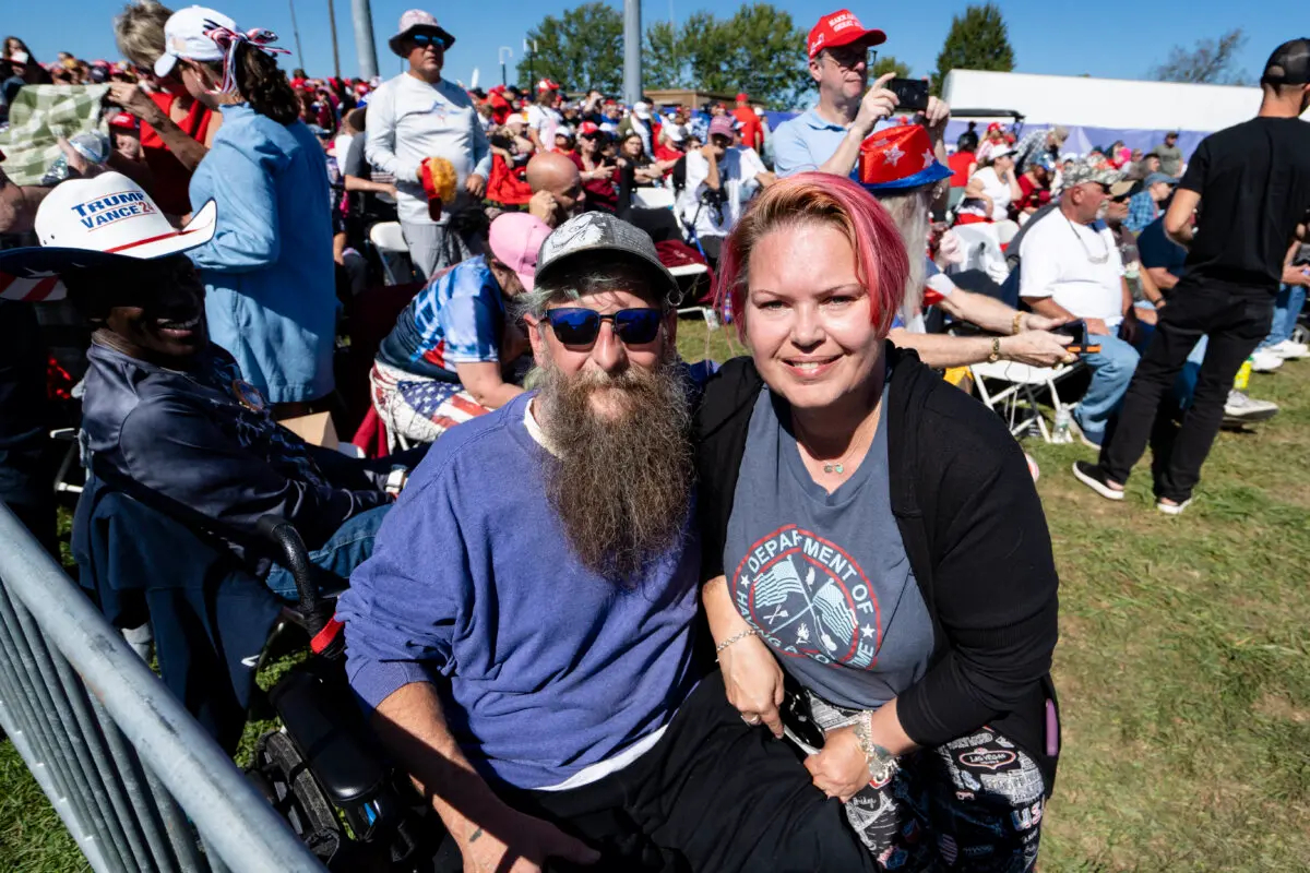 Michael y Stephanie McMahan en un mitin con el expresidente Donald J. Trump en Butler Farm Show en Butler, Pensilvania, el 5 de octubre de 2024. (Samira Bouaou/The Epoch Times)