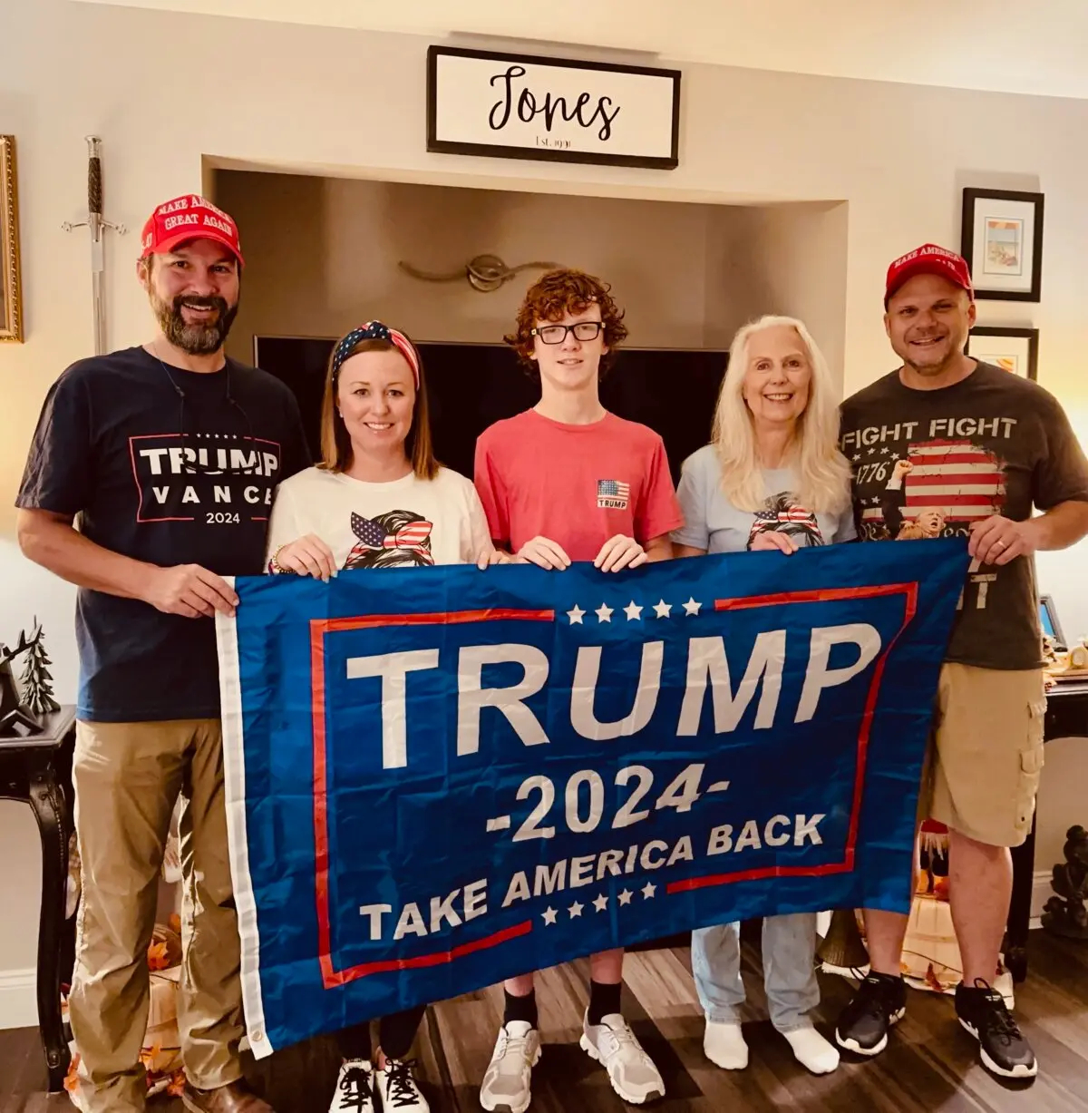 (I-D) Jeremy Pulliam, de Leeds, Alabama, con su esposa, Britney Pulliam; su hijo, Luke Pulliam, de 13 años; y sus amigos Donna Jones y Brad Jones, posan para una foto en la casa de los Jones cerca de Butler, Pensilvania, antes de dirigirse a un mitin del expresidente Donald Trump el 5 de octubre de 2024. (Cortesía de Brad Jones)