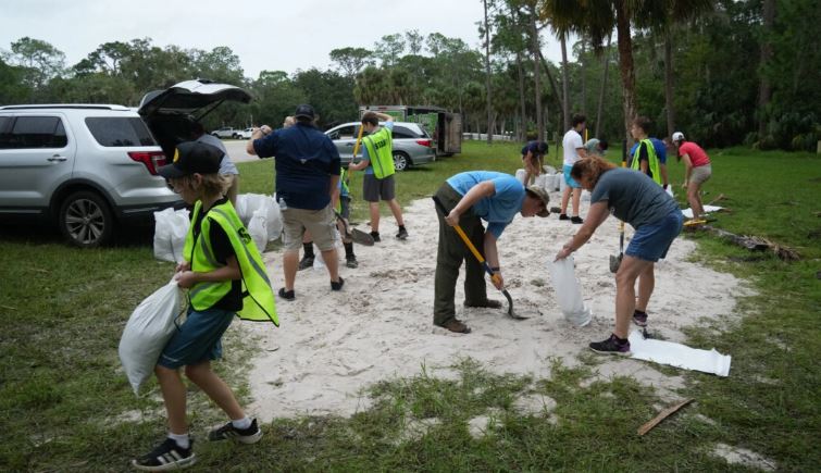 Residentes del condado de Pinellas llenan sacos de arena en el parque John Chestnut en Palm Harbor, Florida, el 6 de octubre de 2024. (Bryan R. Smith/AFP vía Getty Images)