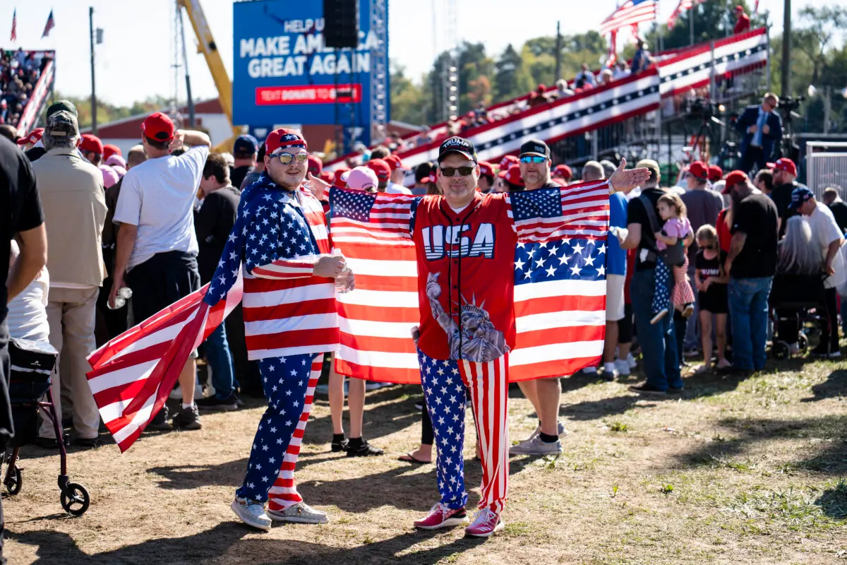 La gente llega para asistir a un mitin con el expresidente Donald J. Trump en Butler Farm Show en Butler, Pensilvania, el 5 de octubre de 2024. (Samira Bouaou/The Epoch Times)