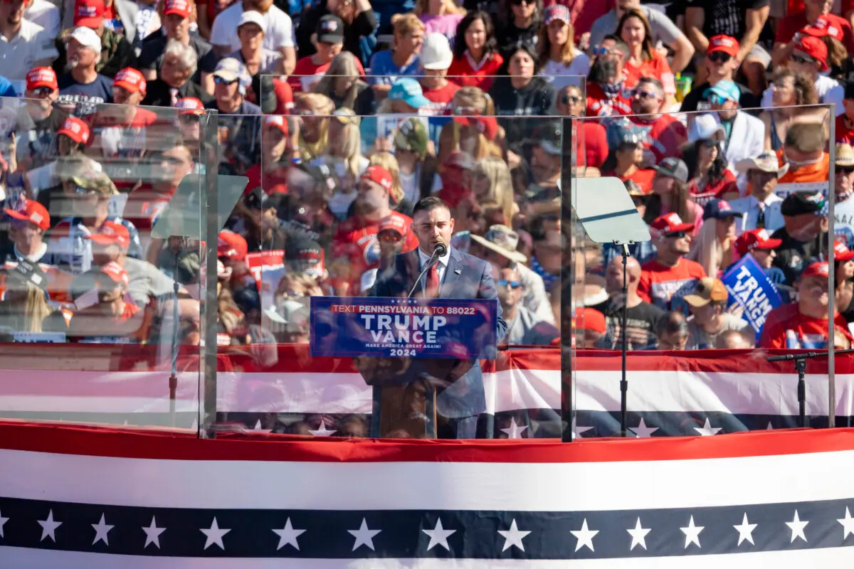 El alcalde de Slippery Rock, Johndavid Longo, habla en un mitin al que está previsto que asista el expresidente Donald J. Trump en Butler Farm Show en Butler, Pensilvania, el 5 de octubre de 2024. (Samira Bouaou/The Epoch Times)