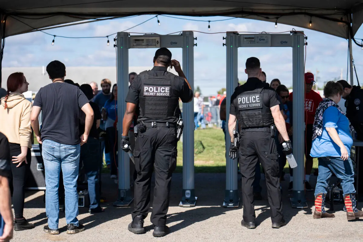 La gente llega para asistir a un mitin con el expresidente Donald J. Trump en Butler Farm Show en Butler, Pensilvania, el 5 de octubre de 2024. (Samira Bouaou/The Epoch Times)