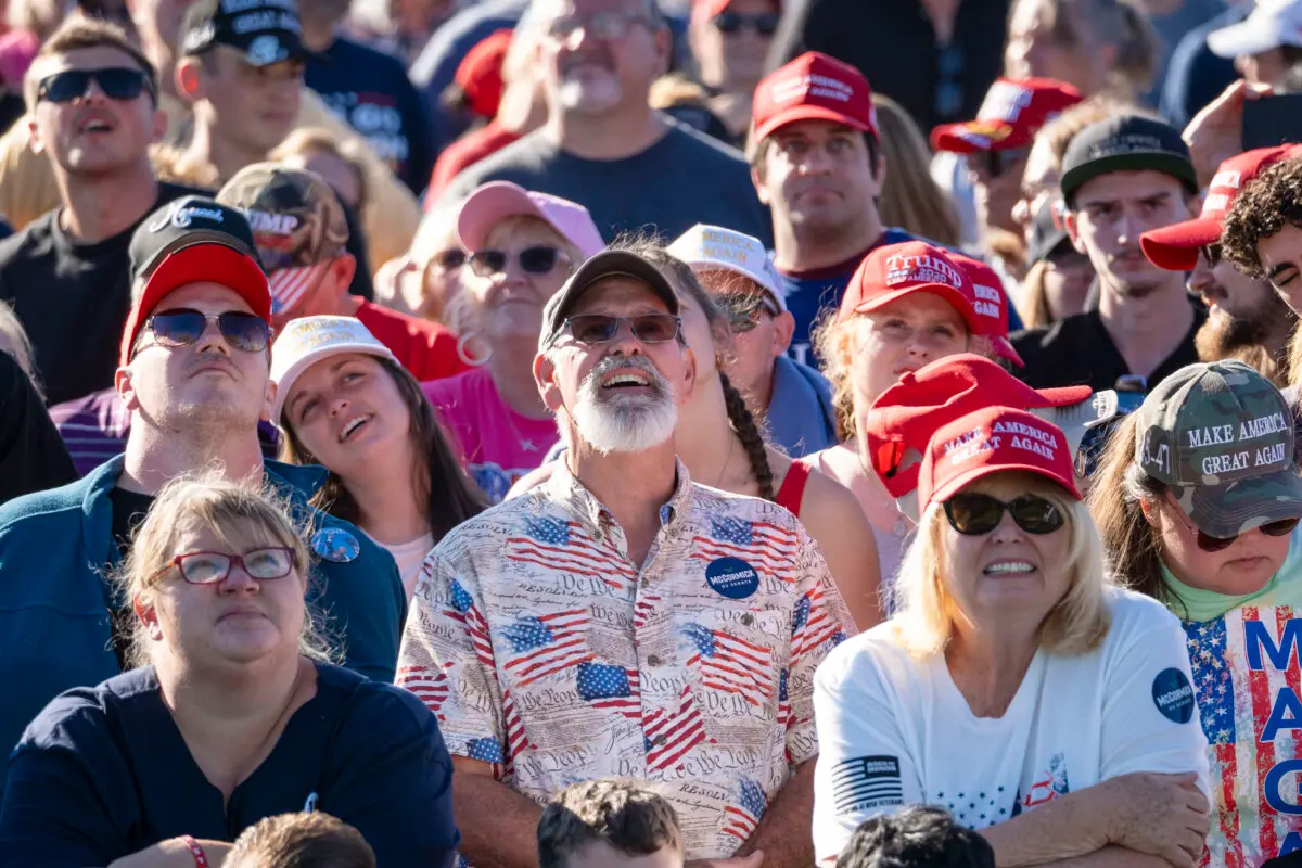 La gente asiste a un mitin con el expresidente Donald J. Trump en Butler Farm Show en Butler, Pensilvania, el 5 de octubre de 2024. (Samira Bouaou/The Epoch Times)