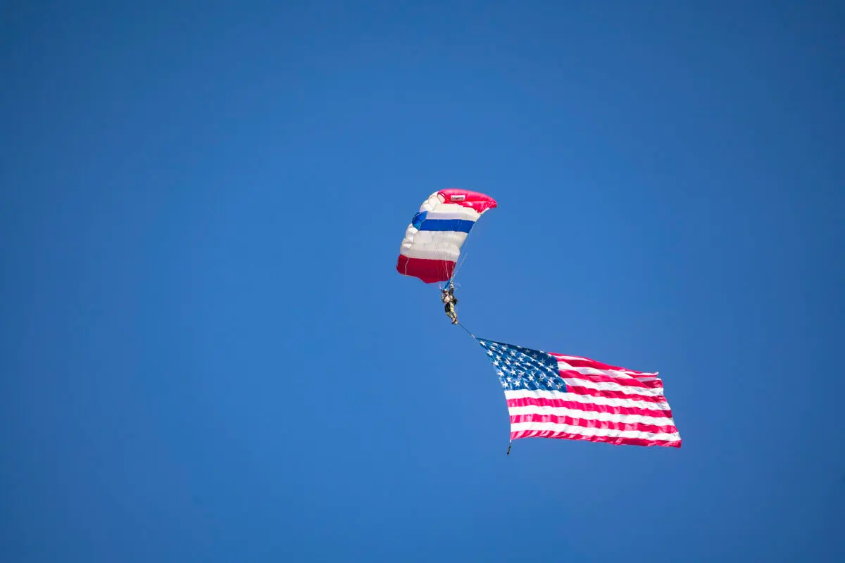 Frog-X Parachute Team, Special Forces Sky Divers (RET.) en un mitin con el expresidente Donald J. Trump en Butler Farm Show en Butler, Pensilvania, el 5 de octubre de 2024. (Samira Bouaou/The Epoch Times)