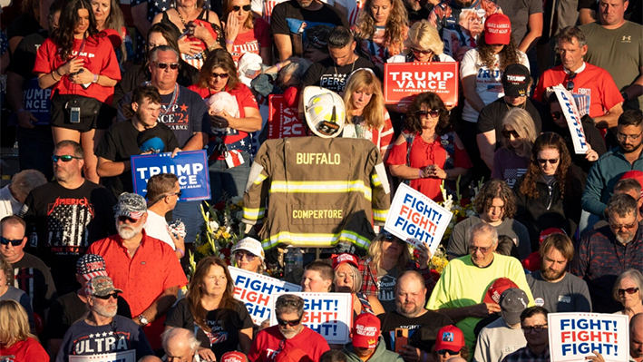 Un equipo de bomberos se encuentra cerca del lugar donde Corey Comperatore, un bombero jubilado, fue asesinado el 13 de julio durante un intento de asesinato contra el candidato presidencial republicano, el expresidente Donald Trump, durante un mitin de campaña en los terrenos de Butler Farm Show en Butler Township, Pensilvania, el 5 de octubre de 2024. (Samira Bouaou/The Epoch Times)