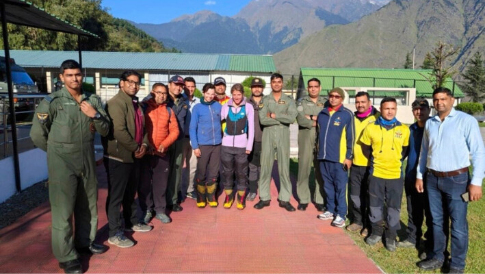 Dos alpinistas extranjeras, (C), que quedaron varadas en el Himalaya indio posan con el personal de la Fuerza Aérea India que las rescató en Uttarakhand, India, el 7 de octubre de 2024. (Fuerza Aérea India en X vía AP). 