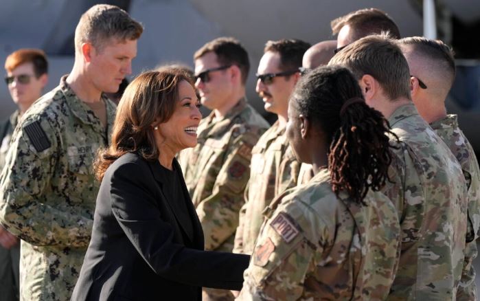 La candidata demócrata a la presidencia, la vicepresidenta Kamala Harris, saluda a miembros del ejército cerca de un avión de carga C-17 tras recibir información sobre los daños del huracán Helene, en la Guardia Nacional Aérea de Carolina del Norte, en Charlotte, Carolina del Norte, el 5 de octubre de 2024. (Chris Carlson/Foto AP)