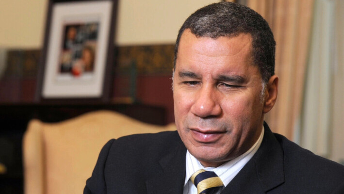 El entonces gobernador de Nueva York, David Paterson, habla durante una entrevista en el Capitolio de Albany, Nueva York, el 30 de noviembre de 2010. (Tim Roske/Foto AP).