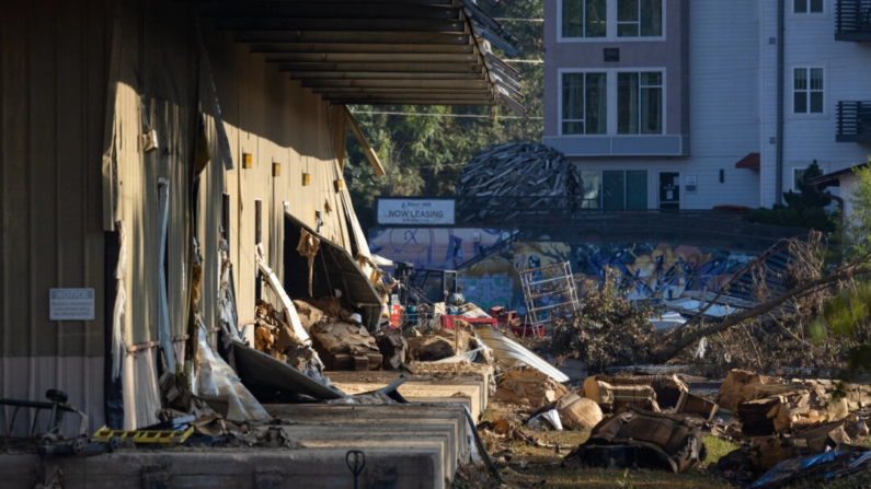 Los daños causados por el huracán Helene cubren las calles de Ashville, Carolina del Norte, el 6 de octubre de 2024. (John Fredricks/The Epoch Times)