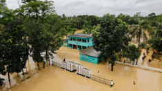 Inundaciones dejan 5 muertos y miles de personas varadas en Bangladesh