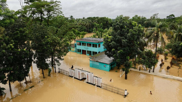 Una escuela y una madrasa parcialmente sumergidas en medio de graves inundaciones en la zona de Fazilpur de Feni, Bangladesh, el 26 de agosto de 2024. (Mohammad Ponir Hossain/Reuters)