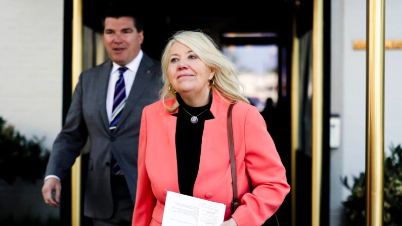 La representante Debbie Lesko (R-Ariz.) abandona una reunión de la conferencia republicana de la Cámara de Representantes en el Capitolio, Washington, el 27 de abril de 2022. (Kevin Dietsch/Getty Images)