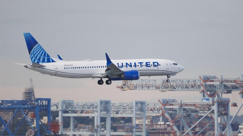 Un Boeing 737 Max 8 de United Airlines aterriza en el Aeropuerto Internacional Logan de Boston en East Boston, Massachusetts, Estados Unidos, el 27 de septiembre de 2024. EFE/EPA/CJ Gunther 