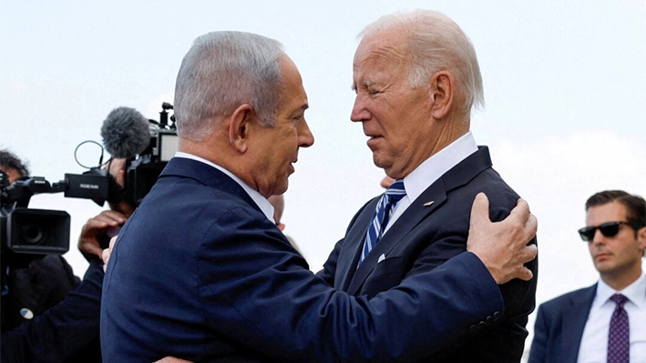 El presidente de Estados Unidos, Joe Biden, es recibido por el primer ministro israelí, Benjamin Netanyahu, en su visita a Israel en medio del actual conflicto entre Israel y Hamás, en Tel Aviv, Israel, 18 de octubre de 2023. (REUTERS/Evelyn Hockstein/File Photo)