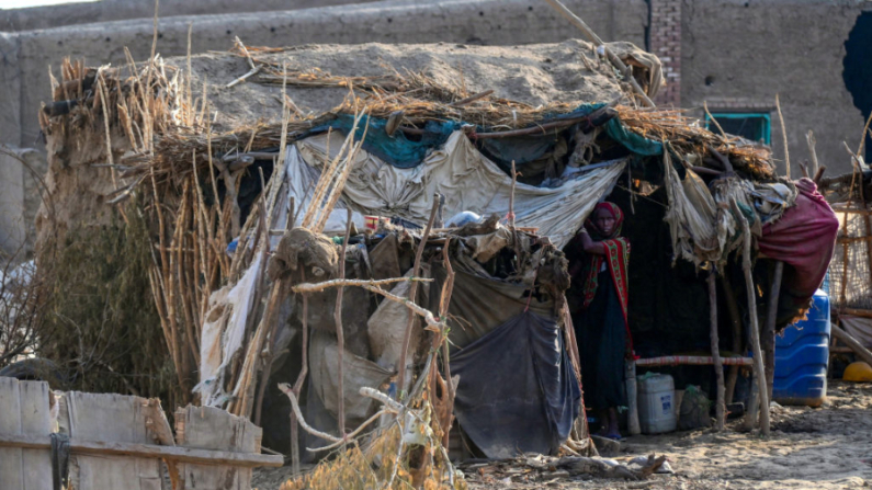 Una mujer sudanesa a la entrada de su refugio improvisado en Tokar, en el estado de Read Sea, tras las recientes inundaciones en el este de Sudán, el 3 de octubre de 2024. (AFP vía Getty Images)