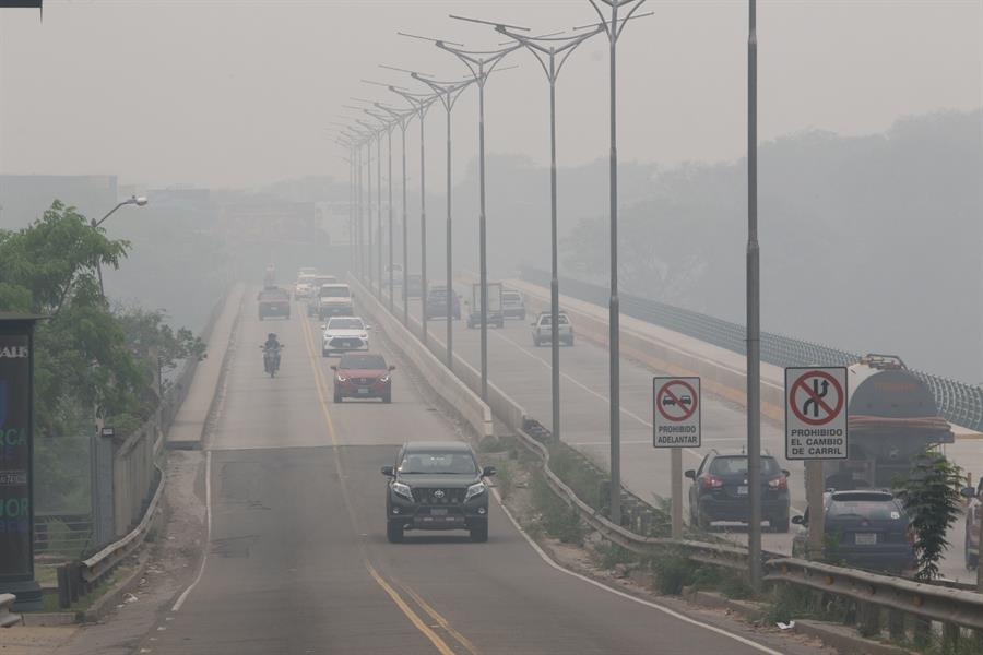 Suspenden despegues en el mayor aeropuerto de Bolivia por humo de los incendios