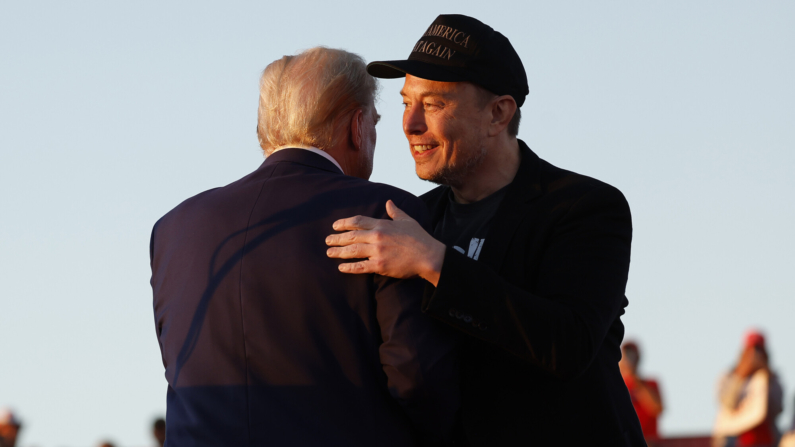 Elon Musk abraza al candidato presidencial republicano, el expresidente Donald Trump, durante un mitin de campaña en los terrenos de la feria Butler Farm Show el 5 de octubre de 2024 en Butler, Pennsylvania. (Anna Moneymaker/Getty Images)