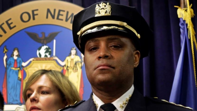 Fotografía de archivo que muestra al entonces jefe del Departamento de Policía de Nueva York, Philip Banks, en una rueda de prensa, en Nueva York, el 30 de enero de 2014. (Foto AP)