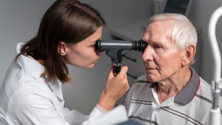 Los investigadores identificaron una proteína que podría prevenir la degeneración macular asociada a la edad. (Imagen ilustrativa Freepik) 