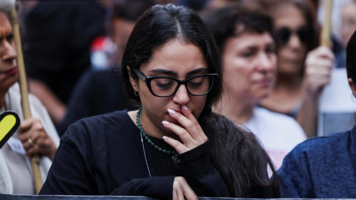 Una mujer participa en una marcha en Jerusalén el 7 de octubre de 2024, hacia la residencia privada del primer ministro israelí Benjamin Netanyahu, para conmemorar un año desde el mortal ataque de Hamás. (Ronen Zvulun/Reuters)