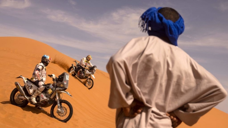 Participantes compiten en el Rally de Marruecos 2021 en la región de Merzouga, el 10 de octubre de 2021. (Fadel Senna/AFP vía Getty Images)