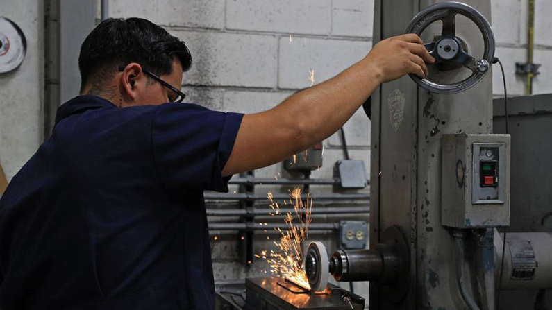 Un empleado trabaja en una maquiladora en Ciudad Juárez, Chihuahua (México). Archivo. EFE/ Luis Torres