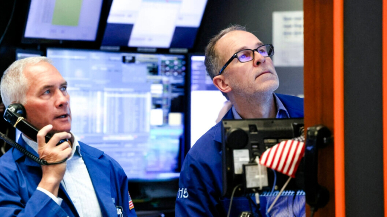 Operadores trabajan en la Bolsa de Nueva York el 29 de enero de 2024. (Brendan McDermid/Reuters)