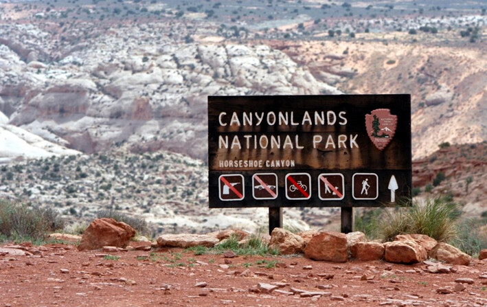 Un cartel del Parque Nacional Canyonlands en Moab, Utah, el 6 de mayo de 2003. (Mickey Krakowski/AP Photo)