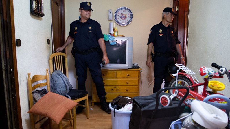 Policías antidisturbios limpian la sala llena de pertenencias de la familia Jorge Avilés durante su tercer intento de desalojo el 27 de junio de 2014 en Madrid, España. (Photo by Gonzalo Arroyo Moreno/Getty Images)