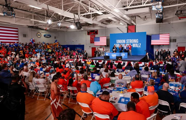 La candidata demócrata a la presidencia, la vicepresidenta Kamala Harris, habla en un acto del Día del Trabajo en el instituto Northwestern de Detroit el 2 de septiembre de 2024. (Jeff Kowalsky/AFP vía Getty Images)