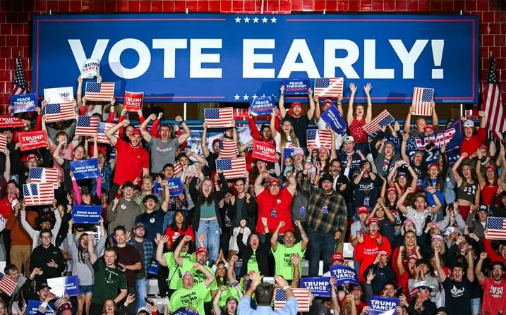 Seguidores esperan la llegada del expresidente Donald Trump durante un mitin de campaña en la Universidad Estatal de Saginaw Valley en Saginaw, Michigan, el 3 de octubre de 2024. (Jim Watson/AFP vía Getty Images)